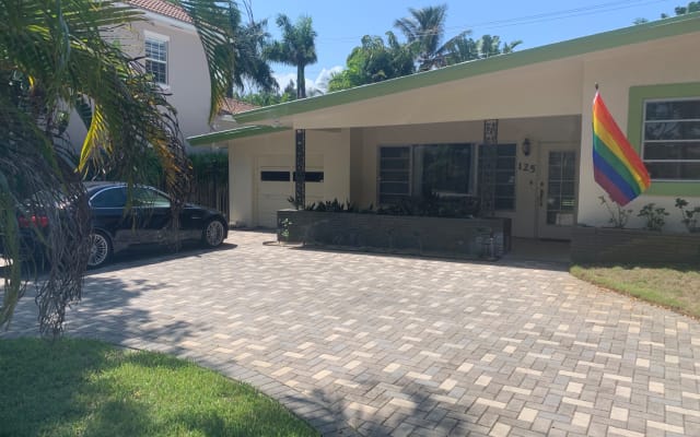 Mike's listing on misterb&b - Welcome to your Classic Retro Florida, Private 2 bedroom Suite! Best location to walk to Wilton Drive or drive to all of SE Florida attractions. Enjoy the comforts of the brand new mattresses as of May-June 2024. 