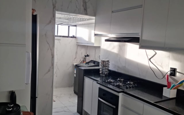 Confortable Suite Privada con cama Queen Size y vista al mar.