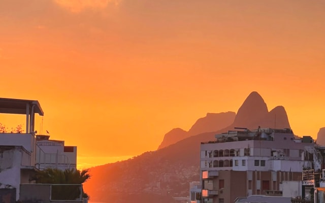 Ipanema, 2 minutos da praia gay, quarto em rooftop com vista incrível!