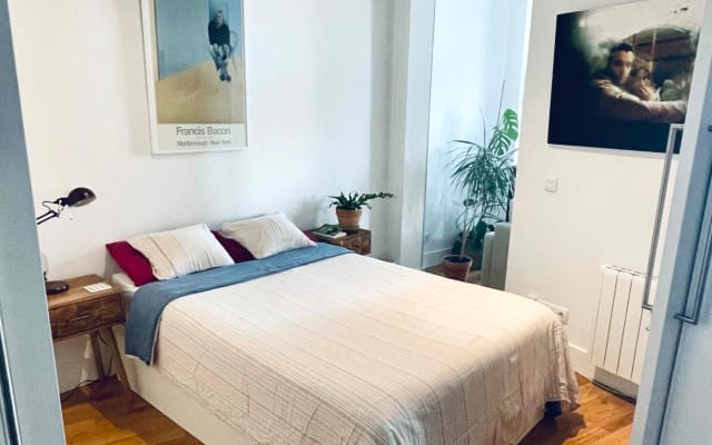 Helles Zimmer in einer stilvollen Wohnung im Zentrum von Madrid