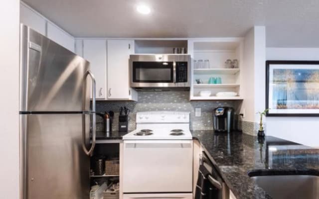 Heart of Park city Hot Tub Deck & Parking 2/2 Sleeps 6