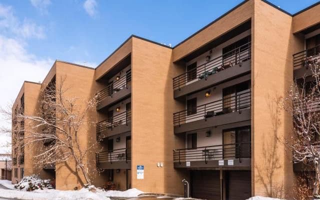 Heart of Park city Hot Tub Deck & Parking 2/2 Sleeps 6