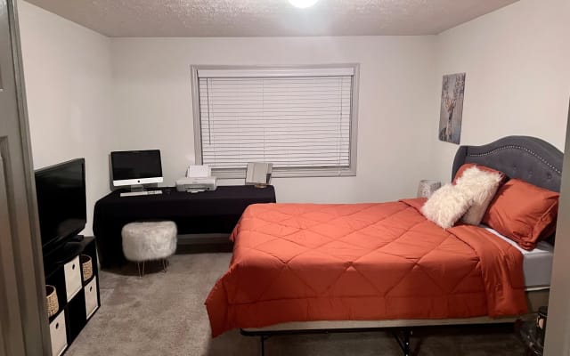 Nettes Schlafzimmer und Badezimmer verfügbar!
