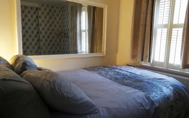 Cozy small private bedroom walking distance from Chelsea Football Club