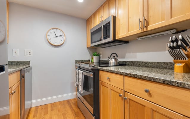 *ALL NEW* 3 BR South End Duplex WITH CENTRAL A/C Steps to downtown! - Picture 8