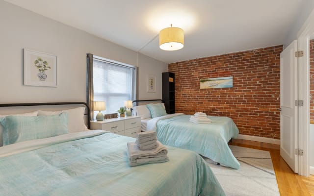 *ALL NEW* 3 BR South End Duplex WITH CENTRAL A/C Steps to downtown! - Picture 7