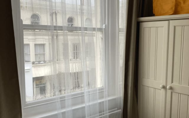 Cosy Room in Regency Brighton - Picture 9