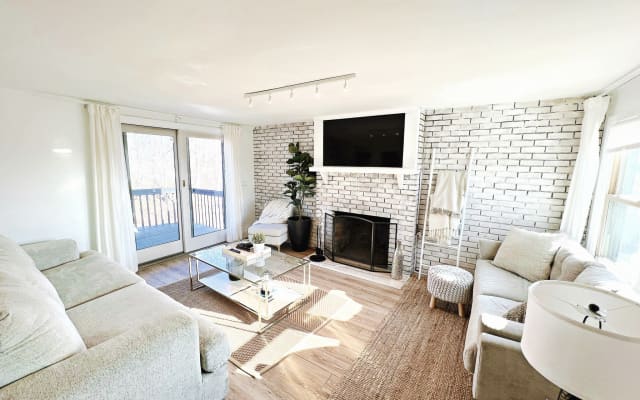 Cozy 2-BDRM New Haven Apt w/Pool - 10 mins to Yale Hospital/Near Tweed