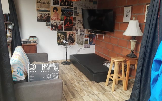 Estudio rústico en un jardín urbano
