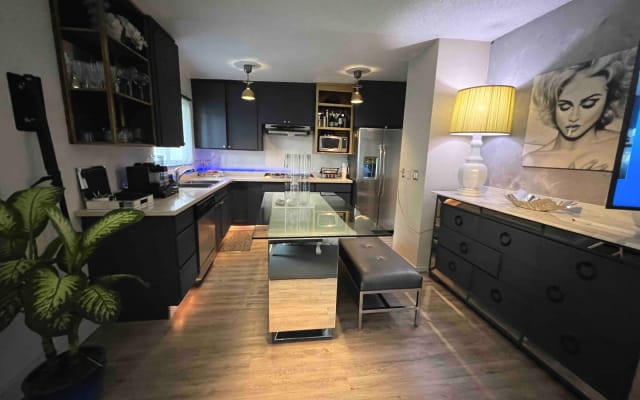 Cozy WeHo Room