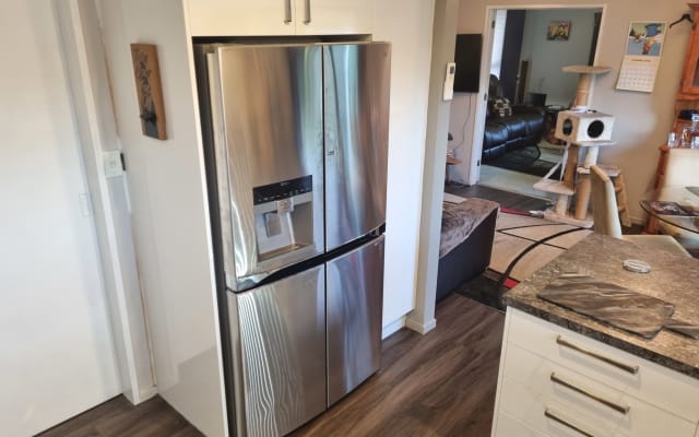 Anuncio de Phil en misterb&b - Kitchen - the fridge has a filtered water dispenser.