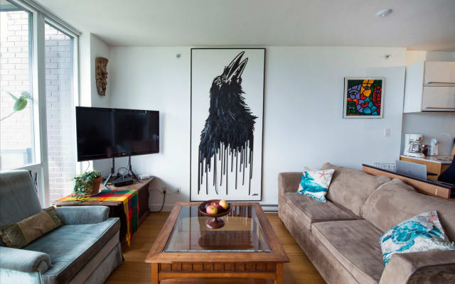 Anúncio de David em misterb&b - Living Room with Queen size pull out and our Raven art "Signal" by local BC artist Lee Roberts.