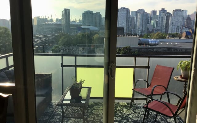 Anúncio de David em misterb&b - Balcony with city view. One-touch blinds to keep ut the light and heat during the summer. A/C in the living room next to this door.