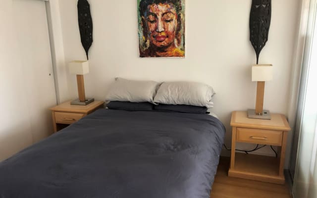 Anúncio de David em misterb&b - Super comfortable Queen size bed with high-end sheets. The laps have plugs to charge your devices. Buddha by Him Hemeley, the former Cambodian Monk now artist.