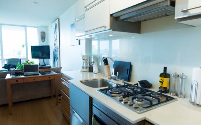 Anúncio de David em misterb&b - Apartment size fully kitted kitchen with everything you need to cook including spices, coffee, etc. Gas stove and oven with apartment-size dishwasher.