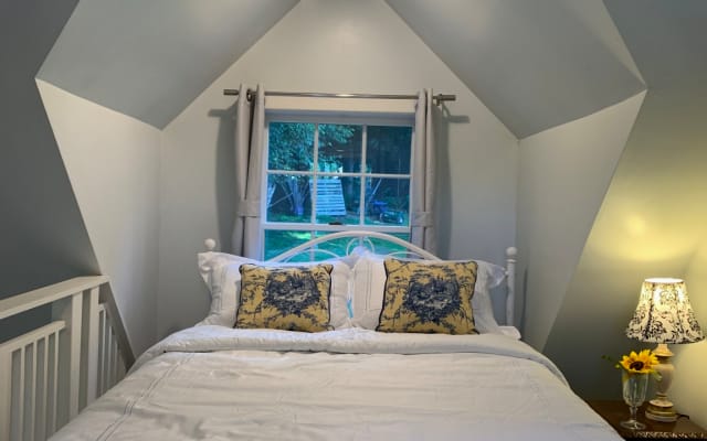 The Cottage by the Lake: Hudson Valley Indulgence. Love pets.