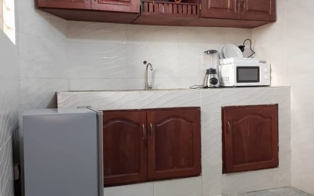 Quarto amplo com ar condicionado a 4 minutos a pé da praia