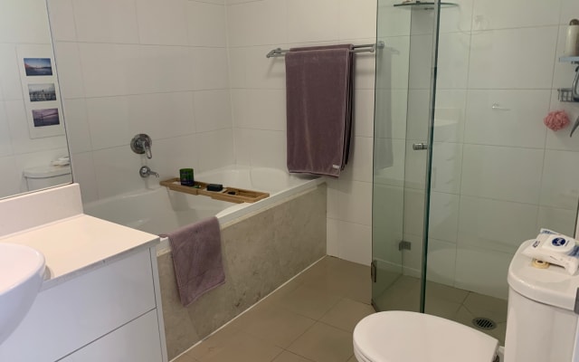 Estilo hotelero, habitación privada con baño