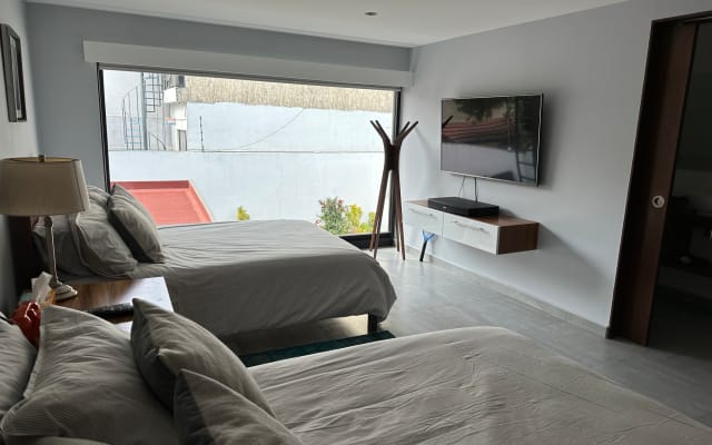 Chambre privée avec salle de bain dans une magnifique maison