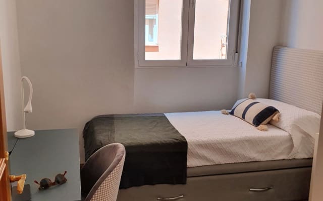 Privatzimmer in moderner und gemütlicher Wohnung im Zentrum von Madrid