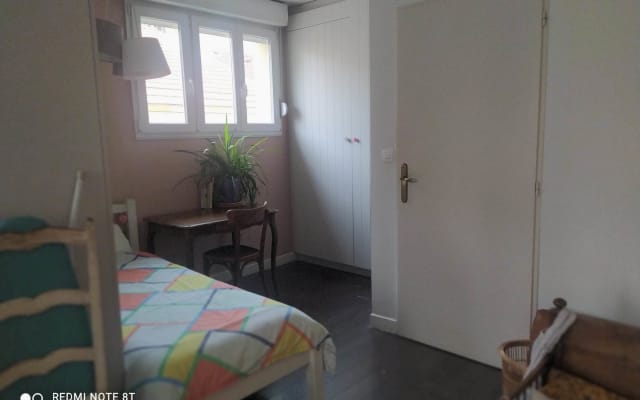 Großes Zimmer in einem Haus, in dem wir in einer Gemeinschaft leben, Rad fahren, arbeiten, schlafen - Foto 13