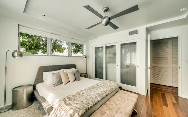 Mid-Century Modern Gem! Boutique Apt in fabulous South Beach location! - Picture 8