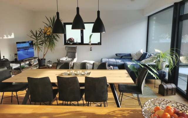 Gemütliches Zimmer in einer Wohnung mit Penthouse-Charakter