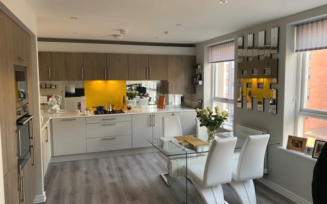 Chambre double privée dans un appartement moderne à Glasgow où les vête