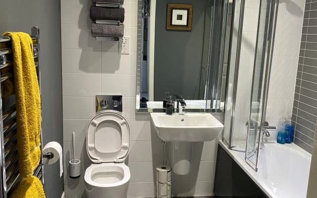 Chambre double privée dans un appartement moderne à Glasgow où les vête