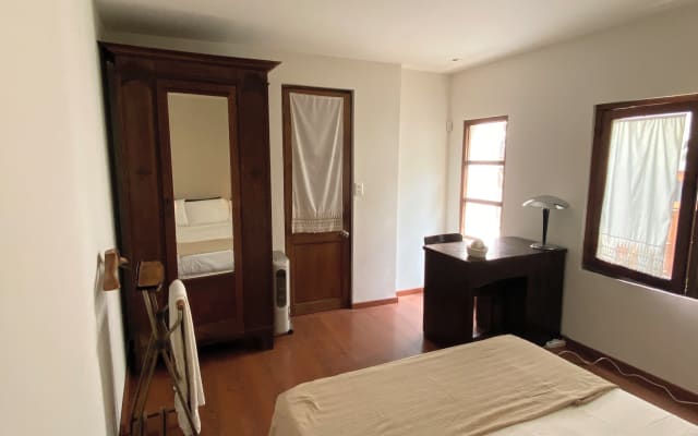 Quarto duplo em casa de design com casa de banho. Muito central e...