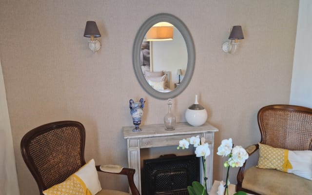 Cassin house, bedroom with private bathroom and swimming pool