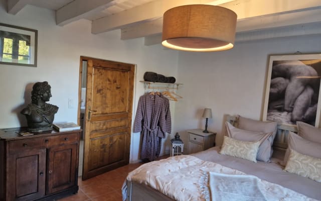 Cassin house, bedroom with private bathroom and swimming pool
