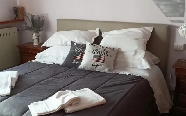 ZWEIBETTZIMMER MIT GEMEINSCHAFTSBAD