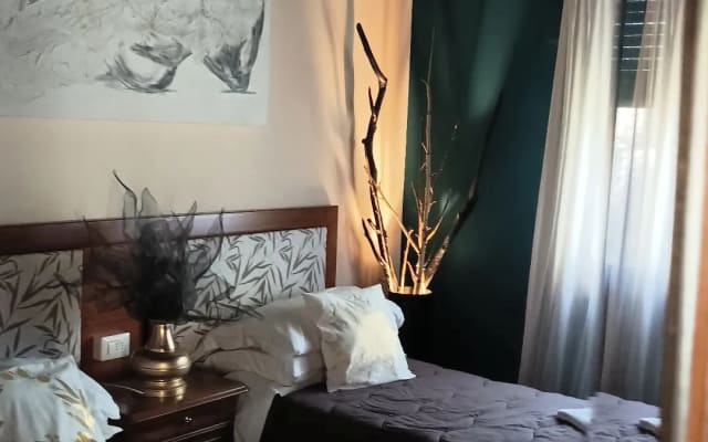 CHAMBRE À DEUX LITS EN BOIS AVEC SALLE DE BAIN COMMUNE - Photo 14