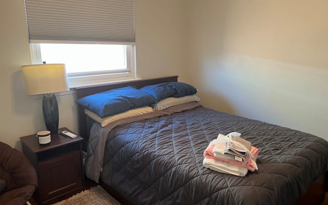 Large room / 20 min from NYC / Clothing optional  - Picture 14
