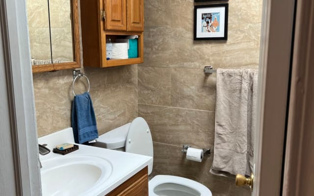 Large room / 20 min from NYC / Clothing optional  - Picture 16