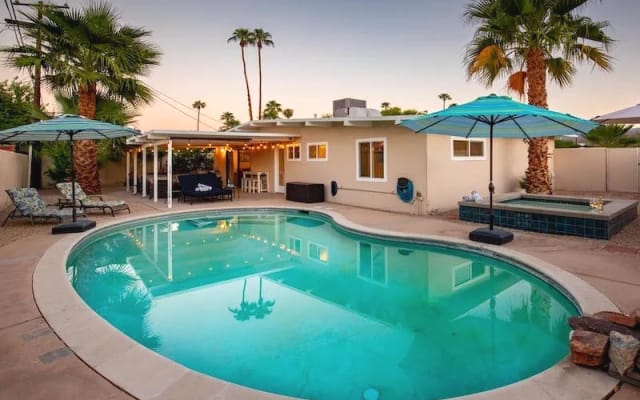 Maison confortable, piscine privée/spa, Bed1of2