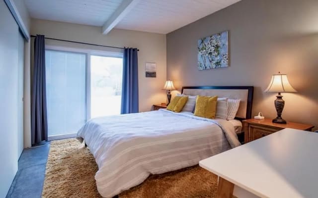 Maison confortable, piscine privée/spa, Bed1of2