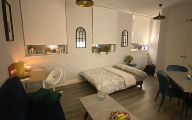 Geräumige und moderne zentrale 2-Zimmer-Wohnung.
