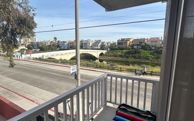 Bonita casa de surf bohemia y artística a una manzana de la playa