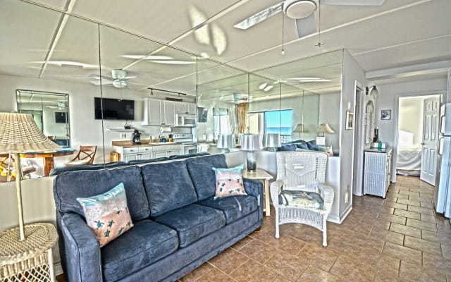 Oceanfront Top Floor Corner Unit with Full Ocean/Pool Views + King Bed