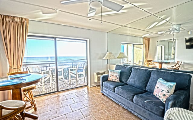 Oceanfront Top Floor Corner Unit with Full Ocean/Pool Views + King Bed