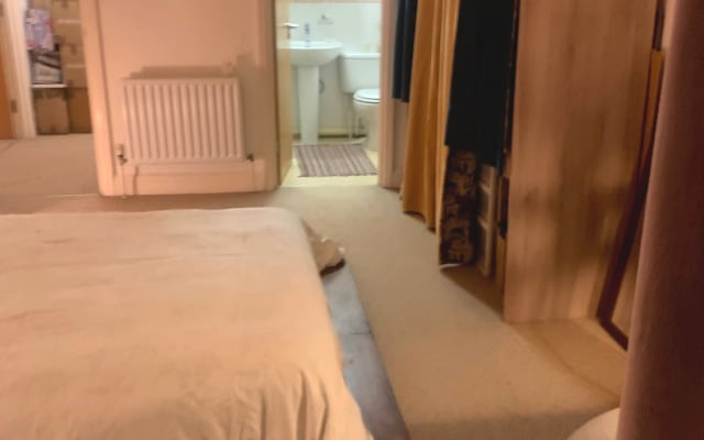 Beautiful En-suite Master Bedroom , Secure Parking in the SE London