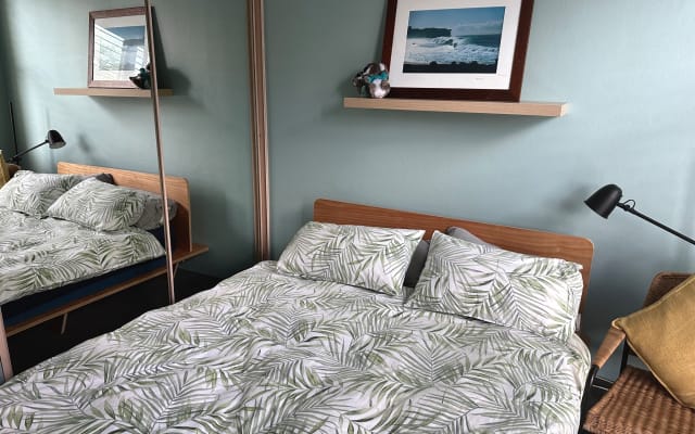 Chambre privée ensoleillée dans un appartement naturiste/nudiste...