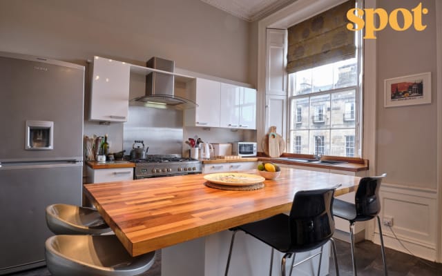 Spacious New Town 2BR-1BA Flat