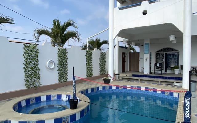 Villa spacieuse et privée avec piscine, jacuzzi, cabane, barbecue et...