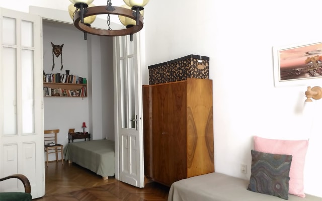  Old town apartment next Danube river , AC ,WIFI , historical building