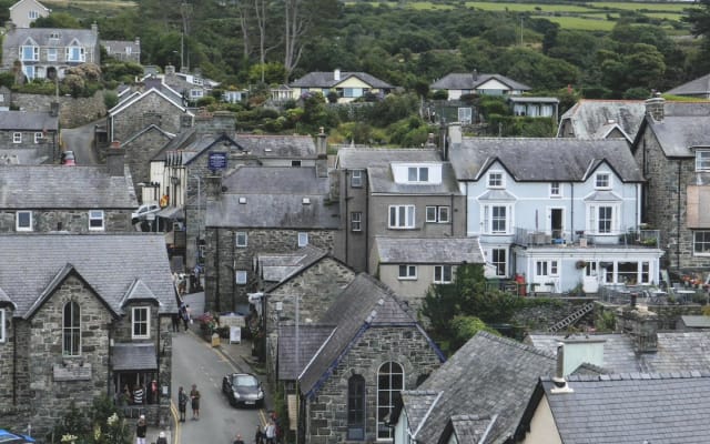 Central High St location with Sea & Castle view

sea and castle views.