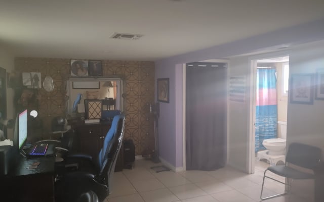 La petite maison a tout ce qu'il faut, y compris un salon, un bureau...