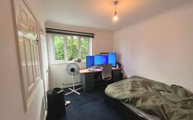 Lovely Bedroom with good transport.